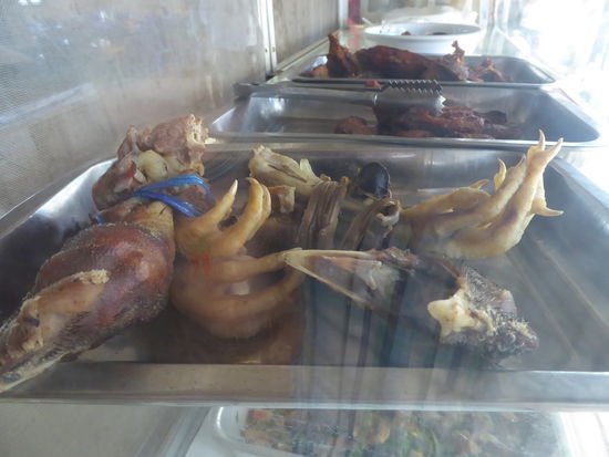 Wieder merkwürdige Snacks... Adlerküken??? 
Ausnahmsweise essen wir diese Sachen nicht ;-p