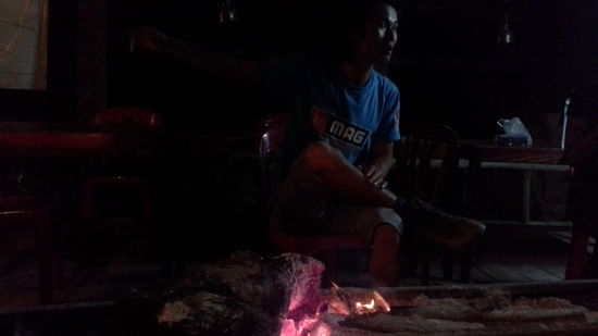 Am Lagerfeuer ist es kuschelig warm... es wird abends tatsächlich frisch!