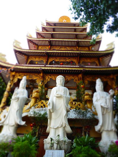 Auf dem Weg entdecken wir einen sehr schönen Tempel... oder eine Pagode? Wir kennen nicht mal den Namen  Beschilderungen sind hier Mangelware