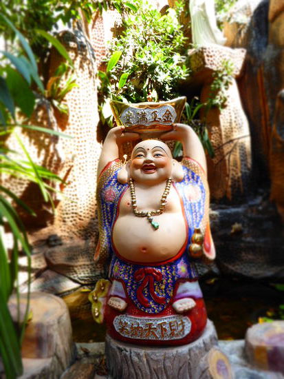 Happy Buddha mit dicken Ohrläppchen