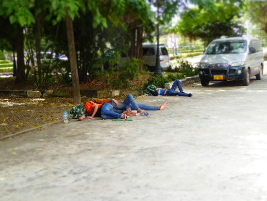 Mittagspause: überall liegen Leute am Boden und schlafen. Nichts ungewöhnliches hier, wir haben schon öfter Leute an der Rezeption oder am Wechselkiosk geweckt 