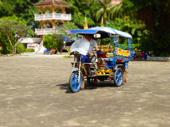 Auch hier warten überall TukTuk auf uns