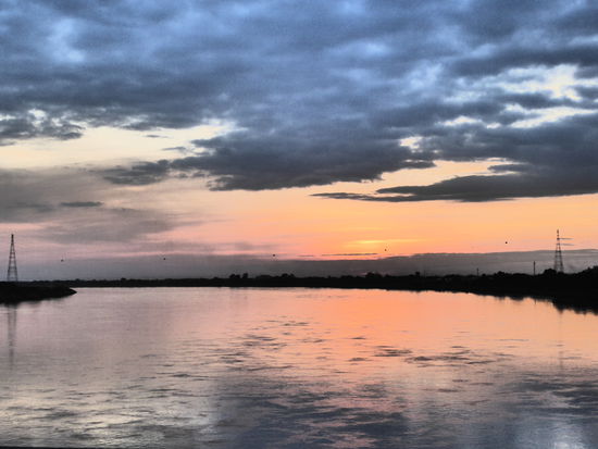Über die Freundschaftsbrücke am Sonnenuntergang