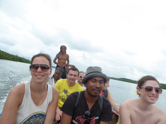 Nette Truppe... unser Kellner Kung ist auch mit. Er steht auf Lara (links im Bild) und versucht alles, um ihr Herz zu erobern. Jeden Abend widmet er ihr Lieder. Er hat sich sogar ihren Namen auf dem Arm tattoowieren lassen 