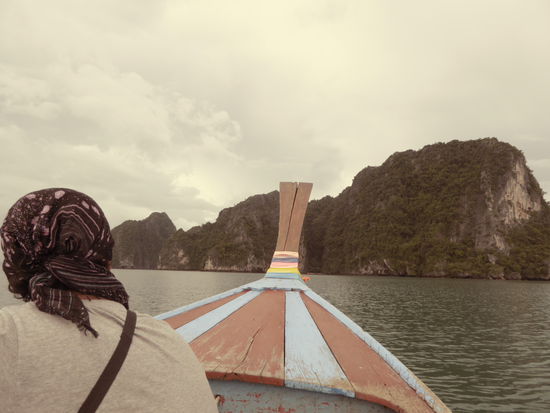 Mit dem Longboat steuern wir die private Insel an! Übrigens: Es kommt Wasser ins Boot und ein Mann ist dafür zuständig, es mit einer Kelle auszuschöpfen 