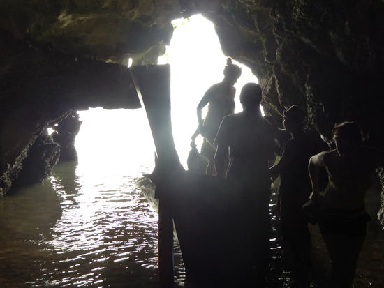 Wir passen gerade so in die Grotte hinein