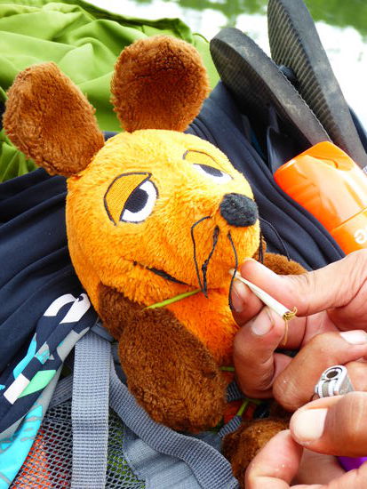 Mit dem Alkohol hat Maus Maus aufgehört. Nur die Zigarette nach dem Mittagessen kann sie noch nicht weglassen 
Gegen 18 Uhr sind wieder im Hotel. Heute mal ein ruhiger Abend... ich schlage nur Torben beim kniffeln und dann später noch beim Billiard spielen. Heute kriegt er bestimmt Alpträume 