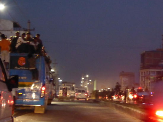 Überfüllte Büsse wegen Benzinmängel