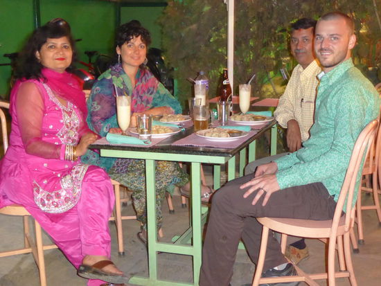 Im Restaurant "The Bakery Cafe" with Murari und Rekha. Das Restaurant ist in einem sozialen Projekt engagiert, sodass alle Kellner taubstumm sind. Die Momos (eine Art Dumblings) waren sehr lecker!