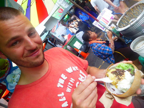 Mango- und Kokoseis in der Schale mit süßen Bohnen, Stickyreis, Cashewkernen und Kokosfruchtfleisch... was will man mehr?