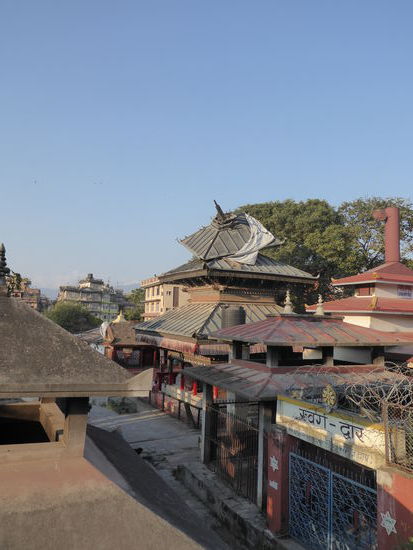Zurück Richtung Hotel: Es gibt genug Götter,
die auf die Köpfe der Gläubigen aufpassen 