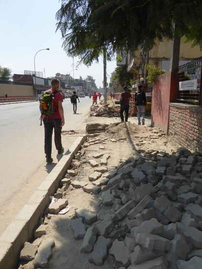 Der Weg ins Zentrum... Wie man sieht, sind noch sehr wenige Autos unterwegs. Immernoch kein Benzin, die meisten gehen zu Fuß