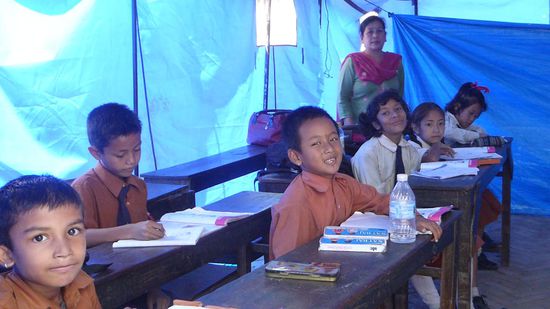 Zeltschule in der Altstadt: Englischunterricht!