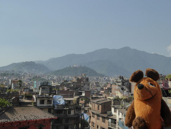 Hier auf der Terrasse entdecken wir unser nächstes Ziel :
der Tempel auf der Hügel!