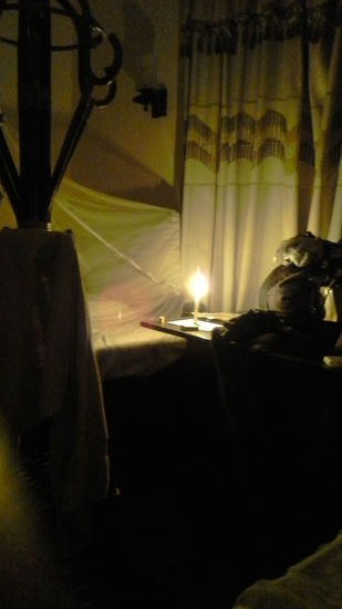 Es schon oft so, dass der Strom plötzlich weg ist... aber heute ist es besonders schlimm!  Und das Hotel hat kein Benzin mehr für den Generator... also bleibt nur eine Kerze an! Kein w-lan aber viel schlimmer, kein Ventilator