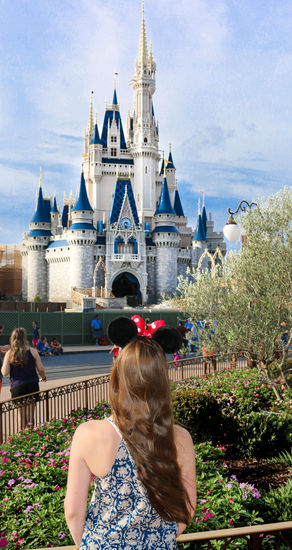 Ein Traum wurde wahr. Denn seit Ich denken kann schaue ich die liebevollen Disneyfilme, ich war und ich bin immer noch fasziniert von all der Liebe und Harmonie, in der wir Kinder früher und heute aufwachsen. Die Filme begleiten uns, denn die Welt ist schrecklich und die Fantasie im Leben gibt uns neuen Mut an Dinge zu glauben, die unsere Welt irgendwann hoffentlich in Einklang bringen.