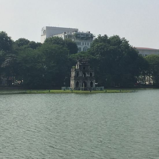 Das 3-stöckige Schildkrötenhaus auf den Hoan Kiem See. Hingehen konnte man leider nicht 