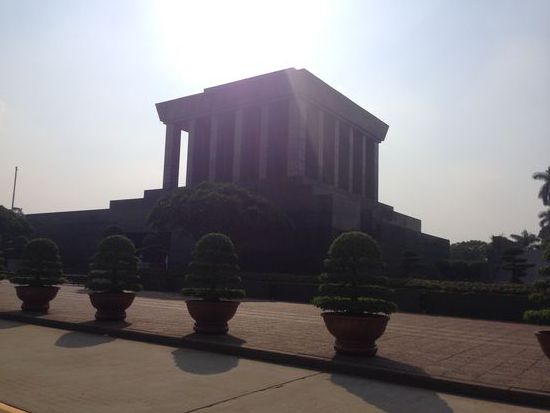 Die Sonne steht ungünstig aber hier ruht Ho Chi Minh