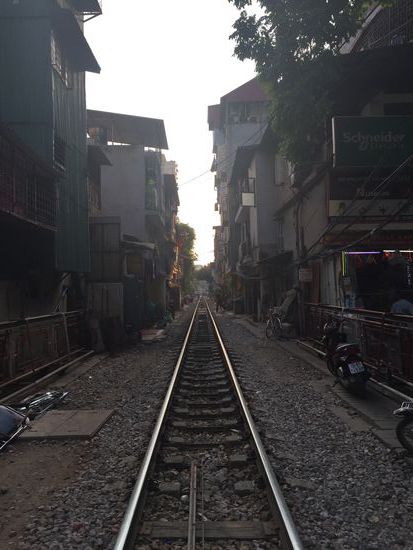 Die Bahnstrecke geht mitten durch die Stadt und zum Teil nur knapp an den Häusern vorbei. Wie gut, dass hier eh nur ein paar Mal am Tag ein Zug durch fährt 