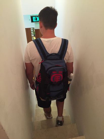 Das Treppenhaus im Hanoi Old Quarter Hostel ist wohl eher für die schmalen Vietnamesen konzipiert, Martin bleibt fast stecken 