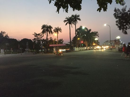 Eine leere Kreuzung, das wir hier sowas mal zu sehen kriegen! Dahinter warten aber schon die Roller