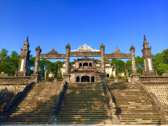 Düster von außen...