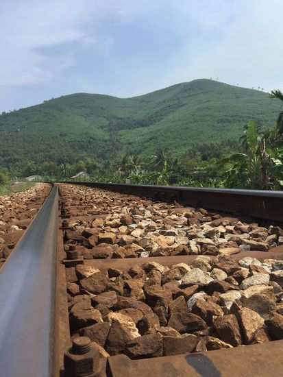 Auf nach Hoi An! Bis zum Wolkenpass teilt man sich die Strecke mit dem Zug 
