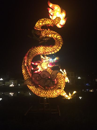 Der Fluss ist gesäumt mit leuchteten Drachen