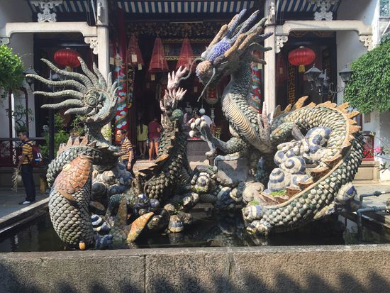 Im Tempel gibt es wieder Drachen, Drachen, Drachen