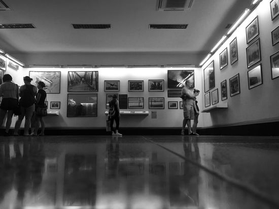 Bilder und Schrifttafeln dokumentieren den Krieg