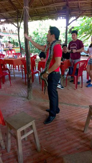 Auch eine zahme Python konnte man sich umhängen lassen. Als tierlieber Mensch tut mir die Schlange eher leid