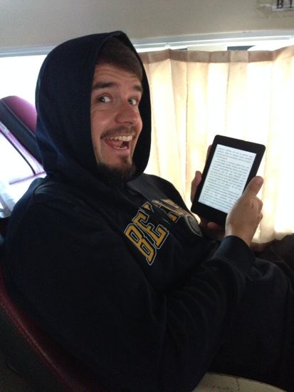 So ein Kindle versüßt einem die lange Busreise, auch wenn der Sitz eigentlich zu klein für einen ist 