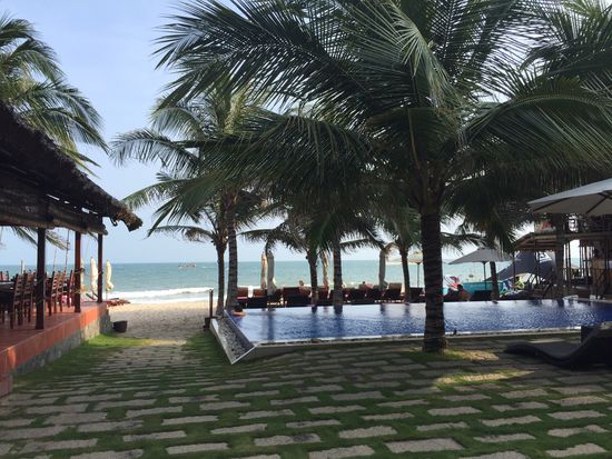 Der Blick von der Terasse ist toll und wieder sind wir unendlich dankbar, ausserhalb der Saison hier zu sein. Der Pool ist leer, der Strand ebenso und man bekommt immer eine Liege 