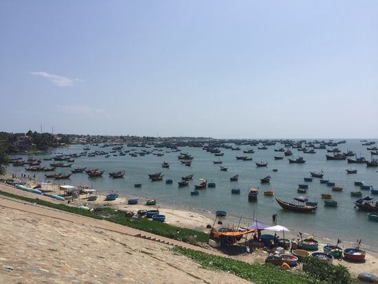 Ein Blick auf Mui Ne und seine unzähligen Boote. Ob das ein Hafen ist? 