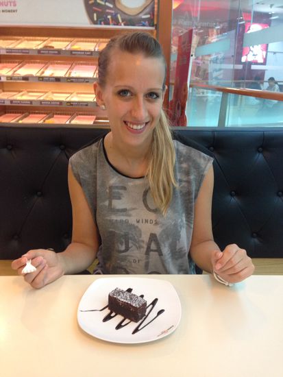 Schokolade ist in Vietnam nicht gerade weit verbreitet (wer will auch schon geschmolzene Schokolade bei der Hitze essen...). Um der Sucht entgegenzuwirken gibt es regelmäßig warme Brownies im Highland Coffee  Übrigens ein Tipp für alle, die auf Starbucks und Co. stehen und wenig Geld ausgeben möchten.