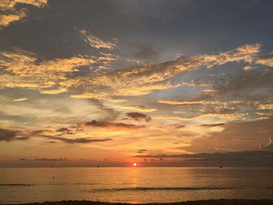 Ein schöner letzter Sonnenuntergang am Strand!