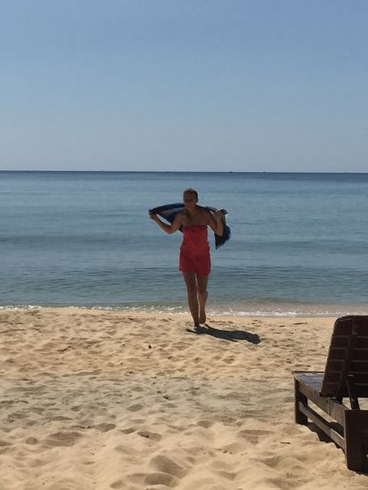 Da wir uns bei den Rollerausflügen schön die Schultern verbrannt haben, geht's heute halt mit Tuch in die Sonne 