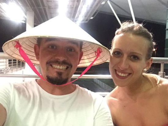 Warten auf den Abflug: Wieder Zeit für ein doofes Foto 