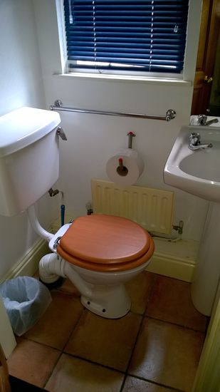 Ein winziges Badezimmer mit einer riiieeesigen Rolle Klopapier