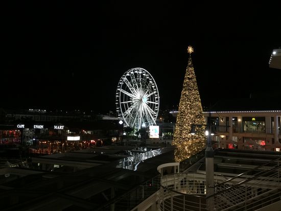 Waterfront bei Nacht inkl. Weihnachtsbaum 