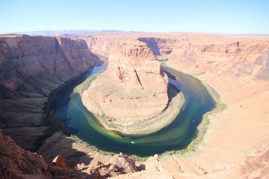 Und unten fahren "kleine" Bötchen