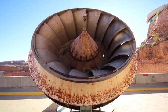 Eine der alten Turbinen...dezent groß