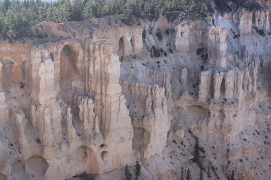 Und mal etwas hellere Felsen (wie ich gelernt habe: weniger Eisen im Stein, der mit dem Wasser reagiert hat um entsprechend zu färben)