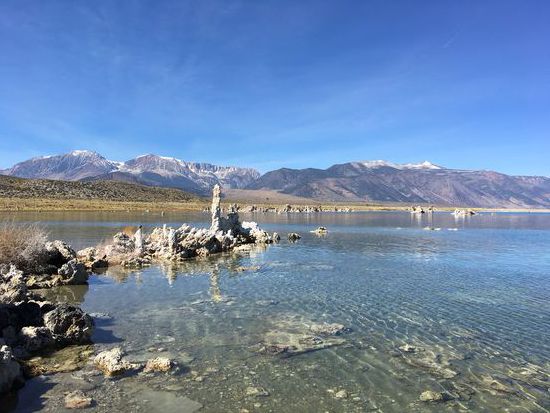 South Tufa Trail am Mono Lake mit Blick auf die Berge
