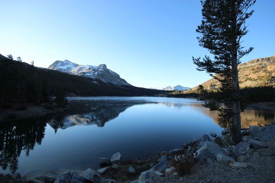 Die Schönheit eiskalter Bergseen