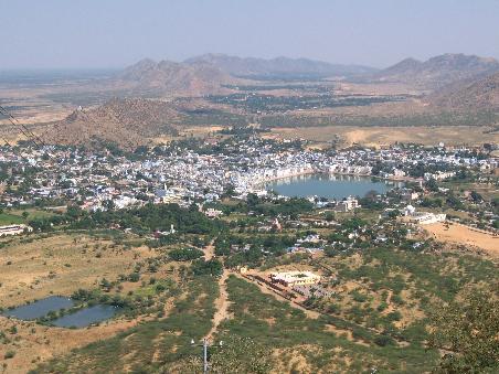 Blick auf Pushkar und den heiligen See