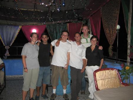 Die Jodhpur-Gruppe v.l.n.r.: Julia, Muli (Israel), Wagner (Brasilien), Andre (Berlin), Collin (England), Lucie (Frankreich)