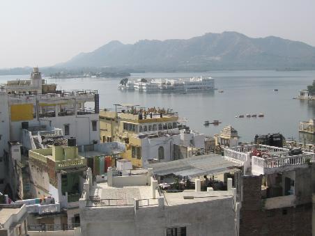 Aussicht auf das Lake Palace Hotel im Pichola See (leider uebersteigen die Zimmerpreise mein Budget um ein Vielfaches)