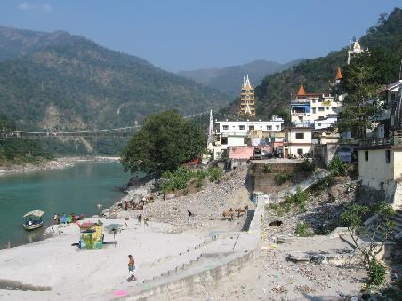 Laxhman Jhula mit Tempeln, Haengebruecke, Strand und Ganges