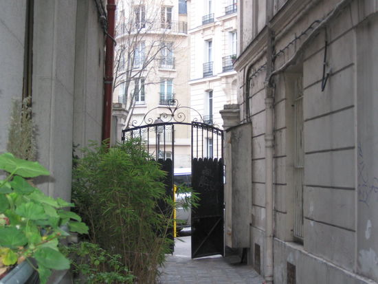 Blick von "MEINEM" Innenhof auf die Straße